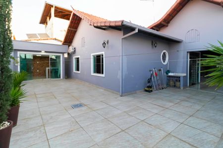 Casa à venda com 170m², 3 quartos e 6 vagasQuintal