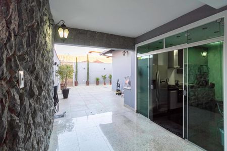 Casa à venda com 170m², 3 quartos e 6 vagasQuintal