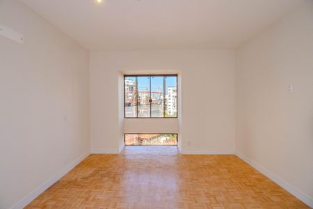 Apartamento à venda com 130m², 3 quartos e 2 vagas Apartamento à venda com 130m², 3 quartos e 2 vagasSuíte