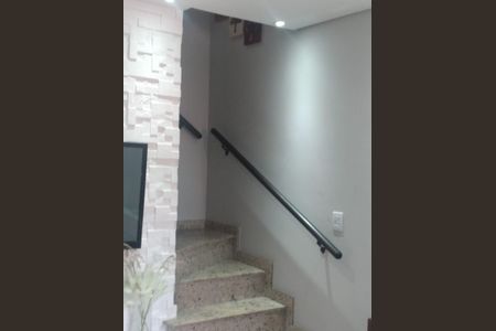 Casa à venda com 120m², 3 quartos e 2 vagas Casa à venda com 120m², 3 quartos e 2 vagasEscada