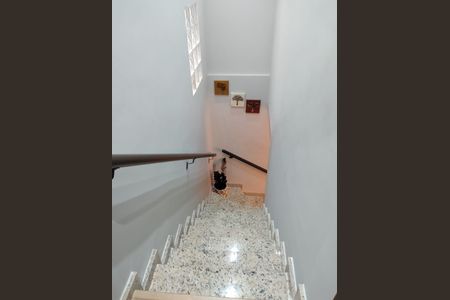 Casa à venda com 120m², 3 quartos e 2 vagas Casa à venda com 120m², 3 quartos e 2 vagasEscada