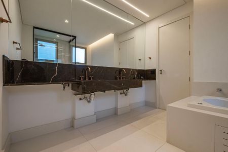 Apartamento à venda com 270m², 4 quartos e 4 vagasBanheiro da Suíte