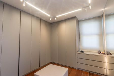 Casa à venda com 758m², 5 quartos e 6 vagasCloset