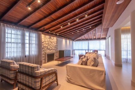 Casa à venda com 758m², 5 quartos e 6 vagasSala