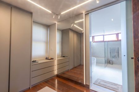 Casa à venda com 758m², 5 quartos e 6 vagasCloset