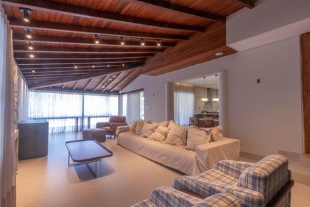 Casa à venda com 758m², 5 quartos e 6 vagasSala