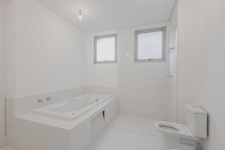 Apartamento à venda com 270m², 3 quartos e 4 vagasBanheiro 2 da Suíte 3