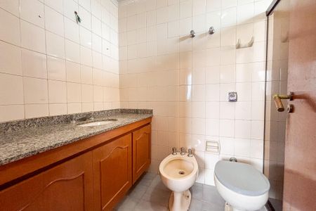 Apartamento para alugar com 200m², 3 quartos e 3 vagas Apartamento para alugar com 200m², 3 quartos e 3 vagasBanheiro da Suíte 1