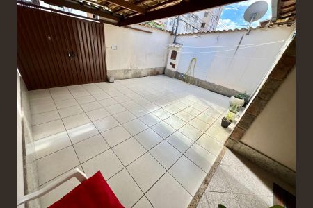 Casa à venda com 74m², 2 quartos e 2 vagas Casa à venda com 74m², 2 quartos e 2 vagasÁrea Externa - Frente