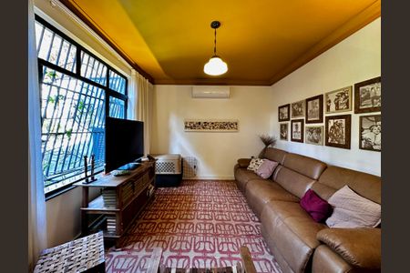 Casa à venda com 209m², 3 quartos e 2 vagasSala