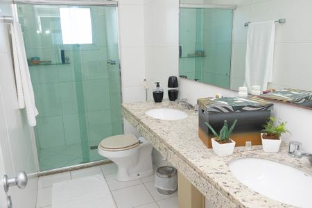 Apartamento para alugar com 243m², 5 quartos e 3 vagasBanheiro da Suíte 2