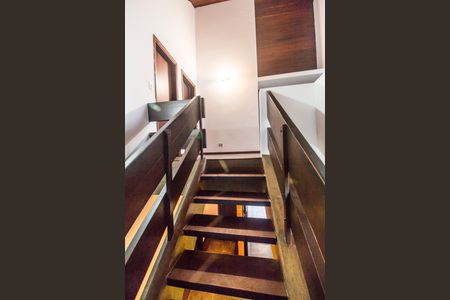 Casa de condomínio para alugar com 300m², 3 quartos e 4 vagasEscada