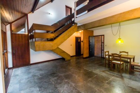 Casa de condomínio para alugar com 300m², 3 quartos e 4 vagasSala