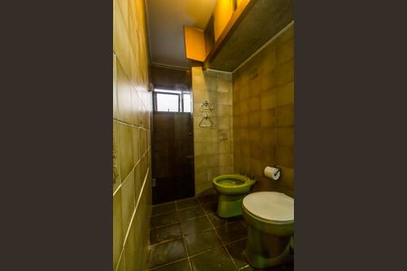 Casa de condomínio para alugar com 300m², 3 quartos e 4 vagasBanheiro da Suíte