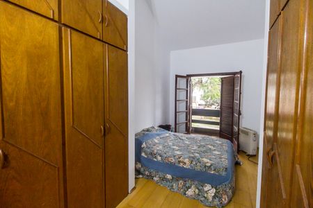 Casa de condomínio para alugar com 300m², 3 quartos e 4 vagasSuíte