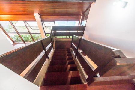 Casa de condomínio para alugar com 300m², 3 quartos e 4 vagasEscada