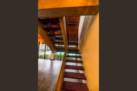 Casa de condomínio para alugar com 300m², 3 quartos e 4 vagasEscada