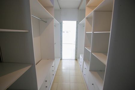 Casa para alugar com 90m², 2 quartos e 1 vaga Casa para alugar com 90m², 2 quartos e 1 vagaCloset do Quarto 1