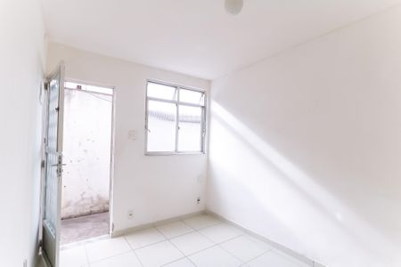 Casa para alugar com 50m², 1 quarto e 1 vaga Casa para alugar com 50m², 1 quarto e 1 vagaSala