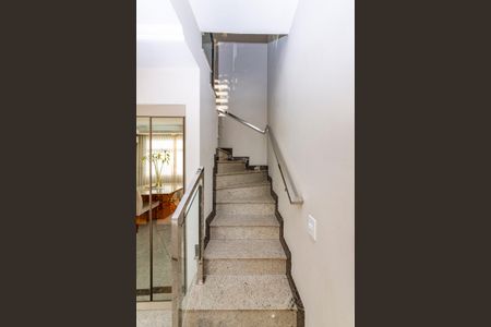 Apartamento à venda com 282m², 5 quartos e 2 vagas Apartamento à venda com 282m², 5 quartos e 2 vagasEscada