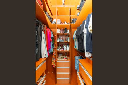 Apartamento à venda com 282m², 5 quartos e 2 vagas Apartamento à venda com 282m², 5 quartos e 2 vagasCloset da suíte