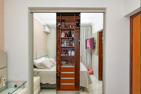 Apartamento à venda com 282m², 5 quartos e 2 vagas Apartamento à venda com 282m², 5 quartos e 2 vagasCloset da suíte