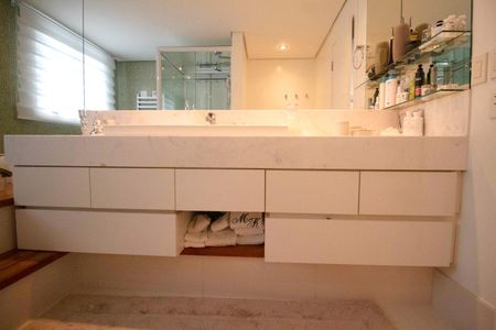 Apartamento à venda com 277m², 4 quartos e 4 vagasBanheiro da Suíte 1