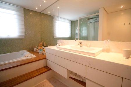 Apartamento à venda com 277m², 4 quartos e 4 vagasBanheiro da Suíte 1