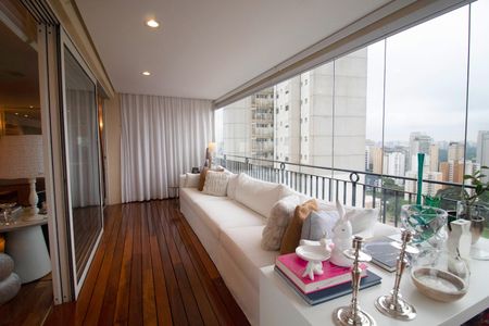 Apartamento à venda com 277m², 4 quartos e 4 vagasVaranda