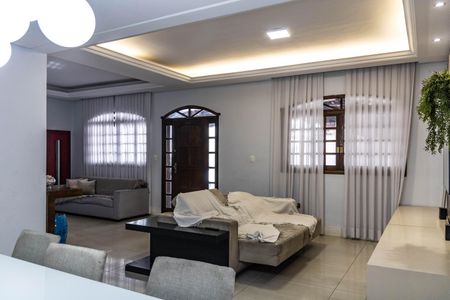 Casa à venda com 277m², 3 quartos e 2 vagas Casa à venda com 277m², 3 quartos e 2 vagasSala