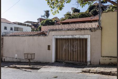 Casa à venda com 277m², 3 quartos e 2 vagas Casa à venda com 277m², 3 quartos e 2 vagasFachada