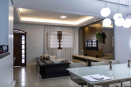 Casa à venda com 277m², 3 quartos e 2 vagas Casa à venda com 277m², 3 quartos e 2 vagasSala