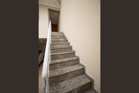 Casa à venda com 150m², 2 quartos e 2 vagas Casa à venda com 150m², 2 quartos e 2 vagasEscada