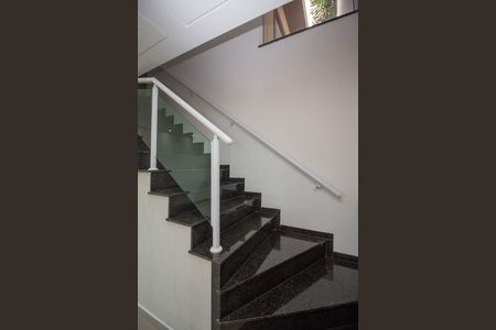 Casa à venda com 150m², 2 quartos e 2 vagas Casa à venda com 150m², 2 quartos e 2 vagasEscada