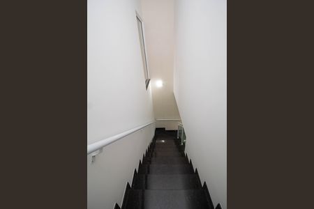 Casa à venda com 150m², 2 quartos e 2 vagas Casa à venda com 150m², 2 quartos e 2 vagasEscada