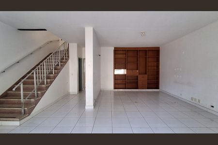 Casa para alugar com 380m², 4 quartos e 5 vagas Casa para alugar com 380m², 4 quartos e 5 vagasSala