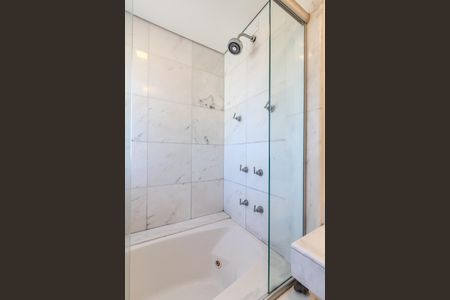 Apartamento à venda com 84m², 1 quarto e 2 vagas Apartamento à venda com 84m², 1 quarto e 2 vagasBanheiro da Suíte