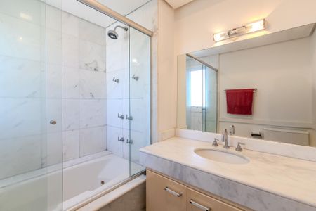 Apartamento à venda com 84m², 1 quarto e 2 vagas Apartamento à venda com 84m², 1 quarto e 2 vagasBanheiro da Suíte