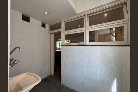 Apartamento à venda com 220m², 3 quartos e 1 vagaÁrea de serviço