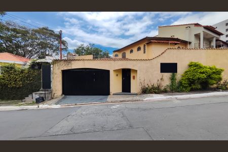 Casa para alugar com 220m², 3 quartos e 3 vagasFachada