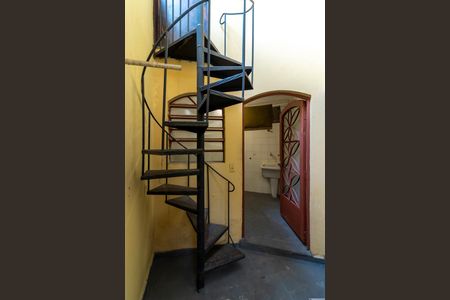 Casa para alugar com 220m², 3 quartos e 3 vagasCorredor Lateral - Escada