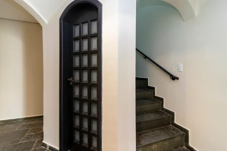 Casa para alugar com 220m², 3 quartos e 3 vagasEscada e Adega