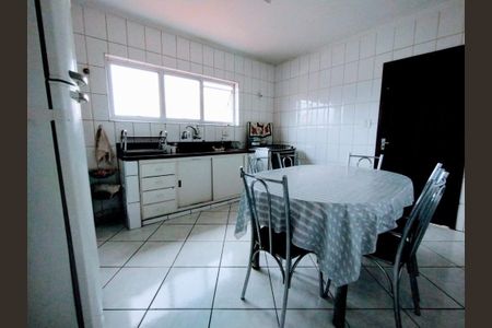 Casa à venda com 4 quartos, 180m² em Vila Paiva, São Paulo