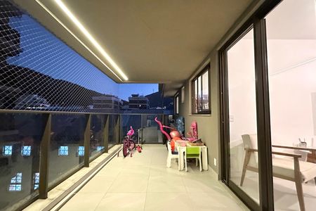 Apartamento à venda com 138m², 3 quartos e 2 vagas Apartamento à venda com 138m², 3 quartos e 2 vagasVaranda