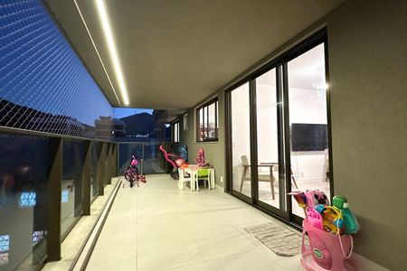 Apartamento à venda com 138m², 3 quartos e 2 vagas Apartamento à venda com 138m², 3 quartos e 2 vagasVaranda