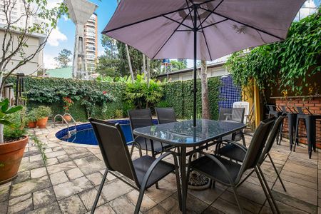 Casa à venda com 189m², 4 quartos e 3 vagas Casa à venda com 189m², 4 quartos e 3 vagasQuintal