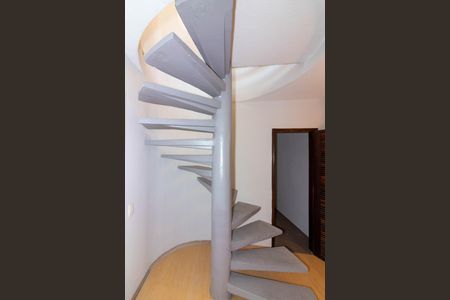 Apartamento para alugar com 125m², 2 quartos e 1 vaga Apartamento para alugar com 125m², 2 quartos e 1 vagaEscadas