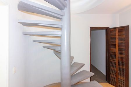 Apartamento para alugar com 125m², 2 quartos e 1 vaga Apartamento para alugar com 125m², 2 quartos e 1 vagaEscadas