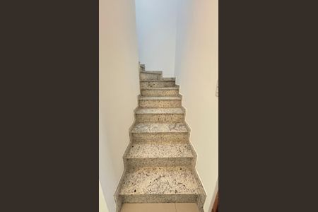 Casa à venda com 124m², 3 quartos e 2 vagas Casa à venda com 124m², 3 quartos e 2 vagasEscada