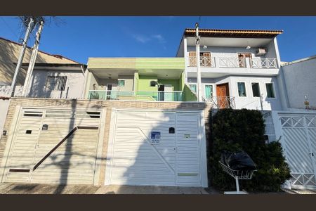 Casa à venda com 124m², 3 quartos e 2 vagas Casa à venda com 124m², 3 quartos e 2 vagasFachada